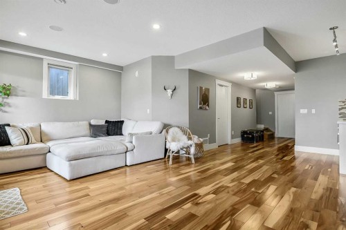 5013 23 Avenue Nw, Calgary, AB - Indoor Photo Showing Living Room