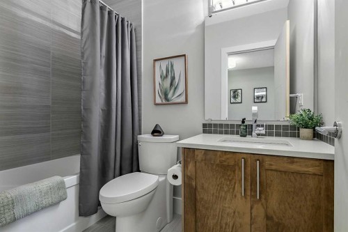5013 23 Avenue Nw, Calgary, AB - Indoor Photo Showing Bathroom