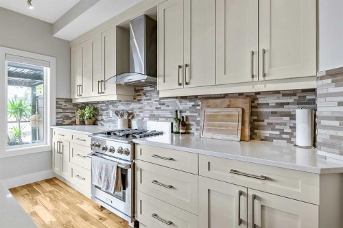 5013 23 Avenue Nw, Calgary, AB - Indoor Photo Showing Kitchen With Upgraded Kitchen