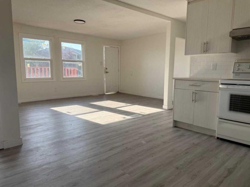 1718 37 Street Se, Calgary, AB - Indoor Photo Showing Kitchen