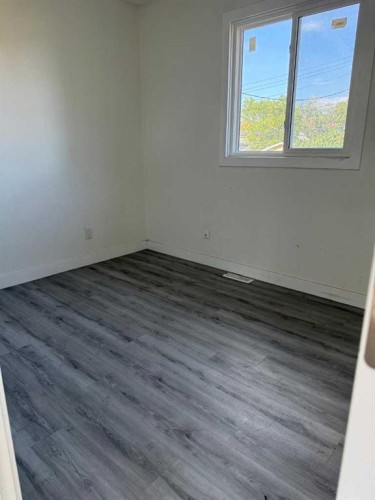 1718 37 Street Se, Calgary, AB - Indoor Photo Showing Other Room