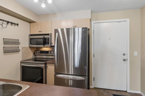 1305-8 Bridlecrest Drive Sw, Calgary, AB - Indoor Photo Showing Kitchen
