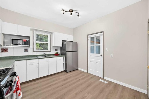 139 11 Avenue Ne, Calgary, AB - Indoor Photo Showing Kitchen With Double Sink