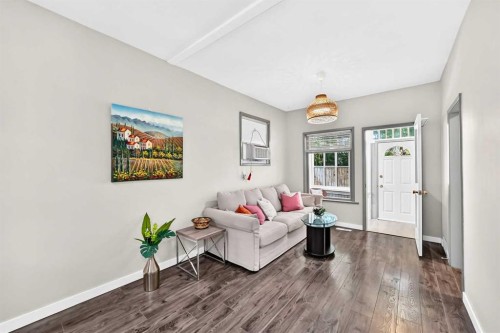 139 11 Avenue Ne, Calgary, AB - Indoor Photo Showing Living Room