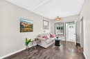 139 11 Avenue Ne, Calgary, AB  - Indoor Photo Showing Living Room 