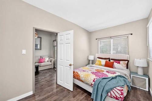 139 11 Avenue Ne, Calgary, AB - Indoor Photo Showing Bedroom
