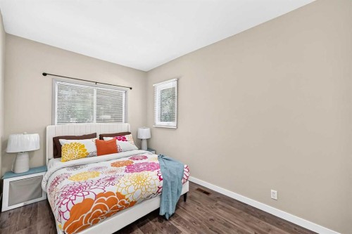 139 11 Avenue Ne, Calgary, AB - Indoor Photo Showing Bedroom