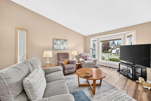 18 Shawbrooke Rise Sw, Calgary, AB - Indoor Photo Showing Living Room