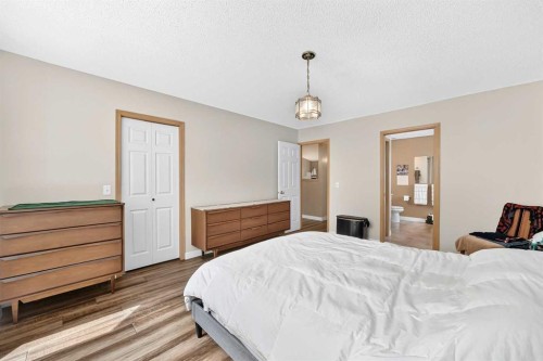 18 Shawbrooke Rise Sw, Calgary, AB - Indoor Photo Showing Bedroom