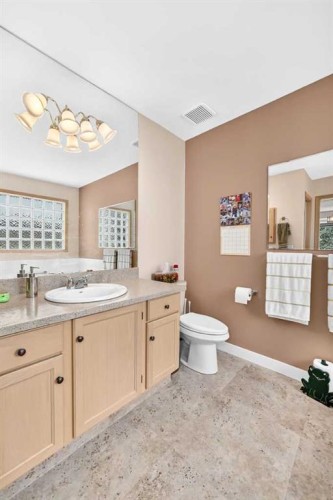 18 Shawbrooke Rise Sw, Calgary, AB - Indoor Photo Showing Bathroom