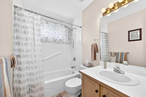 18 Shawbrooke Rise Sw, Calgary, AB - Indoor Photo Showing Bathroom