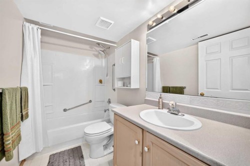 18 Shawbrooke Rise Sw, Calgary, AB - Indoor Photo Showing Bathroom