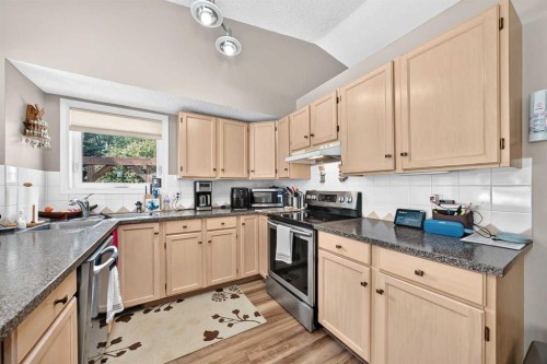 18 Shawbrooke Rise Sw, Calgary, AB - Indoor Photo Showing Kitchen