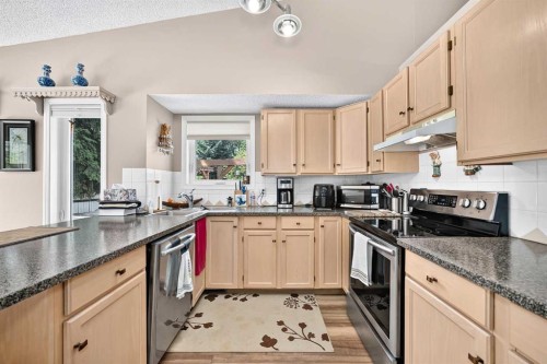 18 Shawbrooke Rise Sw, Calgary, AB - Indoor Photo Showing Kitchen