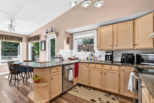 18 Shawbrooke Rise Sw, Calgary, AB - Indoor Photo Showing Kitchen