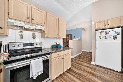 18 Shawbrooke Rise Sw, Calgary, AB - Indoor Photo Showing Kitchen
