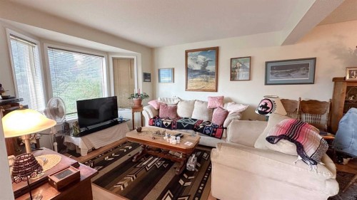 407 1 Avenue Nw, Sundre, AB - Indoor Photo Showing Living Room