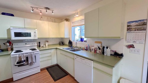 407 1 Avenue Nw, Sundre, AB - Indoor Photo Showing Kitchen With Double Sink