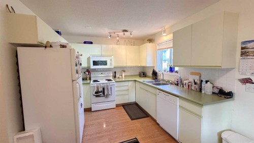 407 1 Avenue Nw, Sundre, AB - Indoor Photo Showing Kitchen With Double Sink