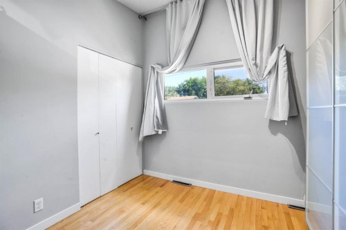 116 Selkirk Drive Sw, Calgary, AB - Indoor Photo Showing Other Room