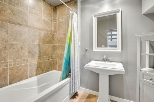 116 Selkirk Drive Sw, Calgary, AB - Indoor Photo Showing Bathroom