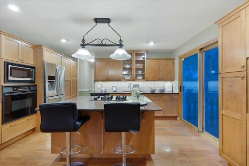 124 Oakmoor Place Sw, Calgary, AB - Indoor Photo Showing Kitchen