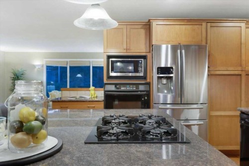 124 Oakmoor Place Sw, Calgary, AB - Indoor Photo Showing Kitchen
