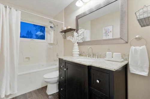 124 Oakmoor Place Sw, Calgary, AB - Indoor Photo Showing Bathroom