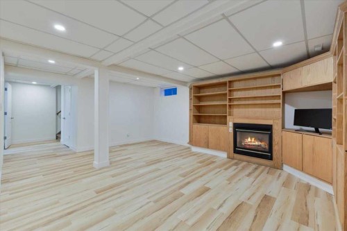 124 Oakmoor Place Sw, Calgary, AB - Indoor With Fireplace