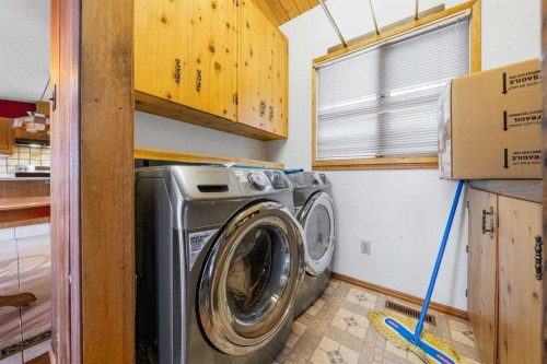 15 Glenview Drive Sw, Calgary, AB - Indoor Photo Showing Laundry Room