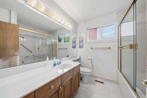 15 Glenview Drive Sw, Calgary, AB - Indoor Photo Showing Bathroom