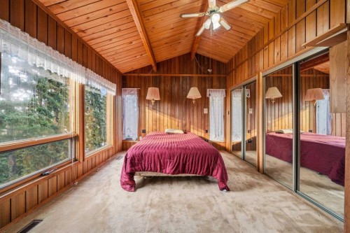 15 Glenview Drive Sw, Calgary, AB - Indoor Photo Showing Bedroom