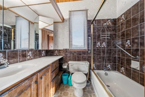 15 Glenview Drive Sw, Calgary, AB - Indoor Photo Showing Bathroom