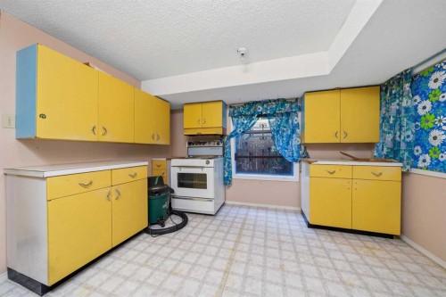 15 Glenview Drive Sw, Calgary, AB - Indoor Photo Showing Kitchen