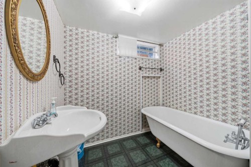15 Glenview Drive Sw, Calgary, AB - Indoor Photo Showing Bathroom