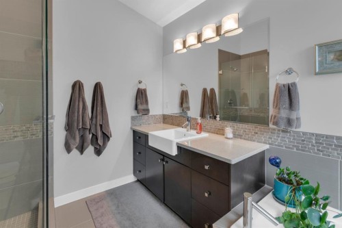 4616 82 Street Nw, Calgary, AB - Indoor Photo Showing Bathroom