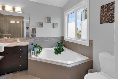 4616 82 Street Nw, Calgary, AB - Indoor Photo Showing Bathroom