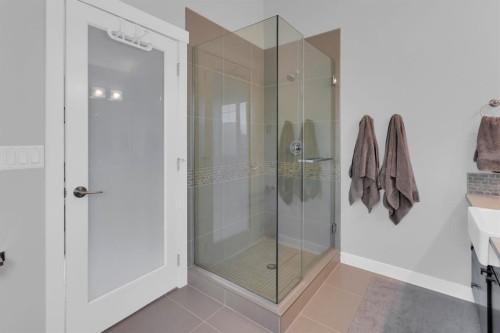 4616 82 Street Nw, Calgary, AB - Indoor Photo Showing Bathroom