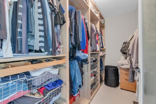 4616 82 Street Nw, Calgary, AB - Indoor With Storage