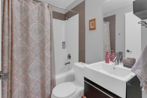 4616 82 Street Nw, Calgary, AB - Indoor Photo Showing Bathroom