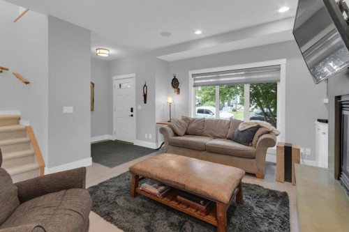 4616 82 Street Nw, Calgary, AB - Indoor Photo Showing Living Room