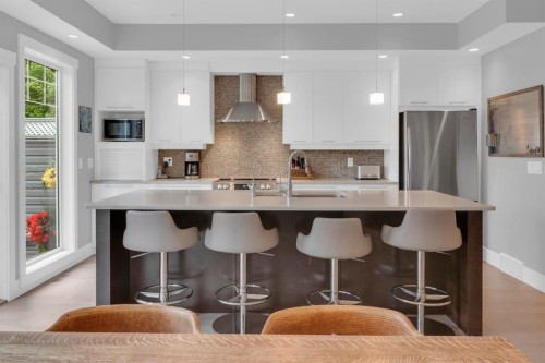 4616 82 Street Nw, Calgary, AB - Indoor Photo Showing Kitchen With Upgraded Kitchen