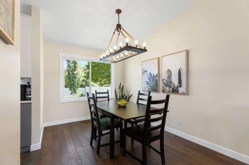 44 Sunmount Crescent Se, Calgary, AB - Indoor Photo Showing Dining Room