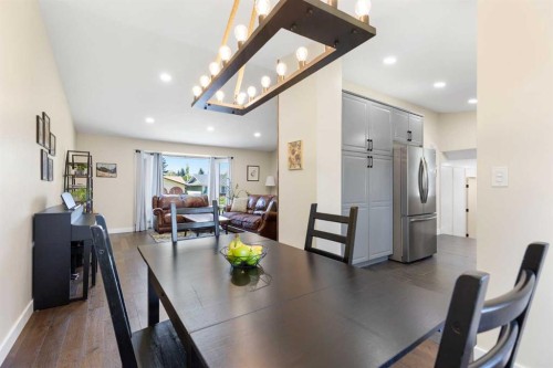 44 Sunmount Crescent Se, Calgary, AB - Indoor Photo Showing Dining Room