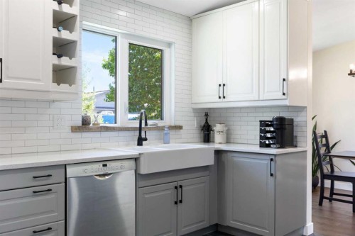 44 Sunmount Crescent Se, Calgary, AB - Indoor Photo Showing Kitchen