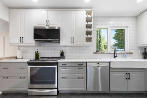 44 Sunmount Crescent Se, Calgary, AB - Indoor Photo Showing Kitchen With Upgraded Kitchen