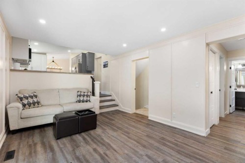 44 Sunmount Crescent Se, Calgary, AB - Indoor Photo Showing Living Room
