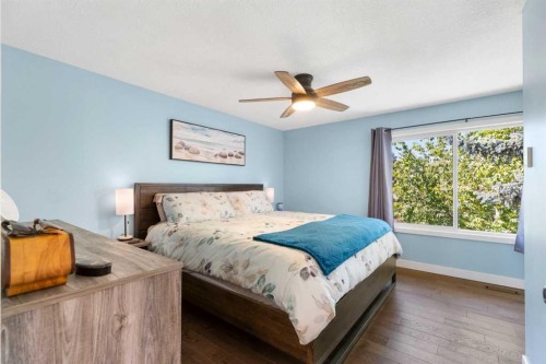 44 Sunmount Crescent Se, Calgary, AB - Indoor Photo Showing Bedroom