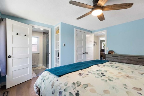 44 Sunmount Crescent Se, Calgary, AB - Indoor Photo Showing Bedroom