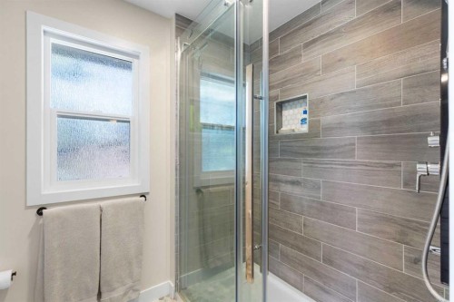 44 Sunmount Crescent Se, Calgary, AB - Indoor Photo Showing Bathroom
